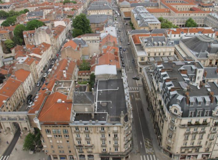 La forte croissance du marché immobilier, qui dure depuis une dizaine d'années, a été stoppée net par la pandémie. En dépit d'un redémarrage encourageant, les professionnels subissent de plein fouet la crise et sont confrontés à un avenir incertain.