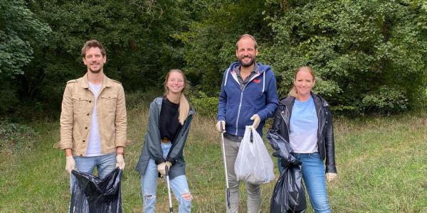 Des collaborateurs du Groupe ramassant des déchets 